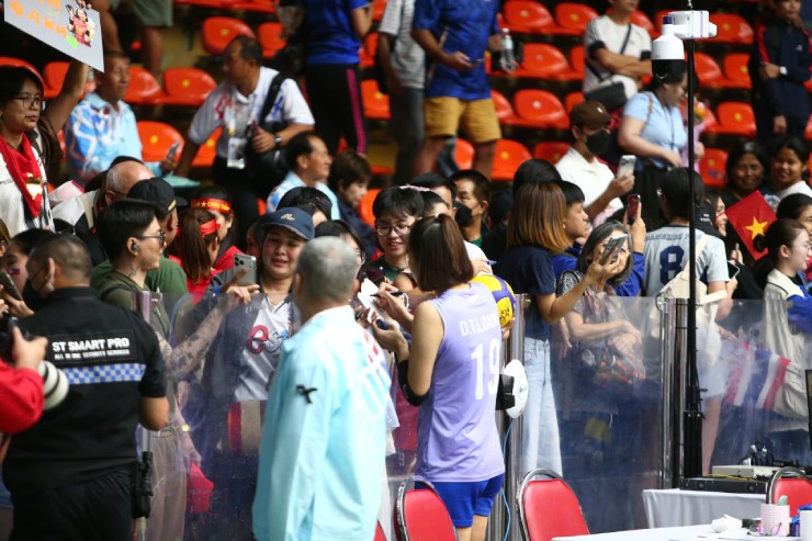 Chuyền hai Lâm Oanh cũng ký "mỏi tay"