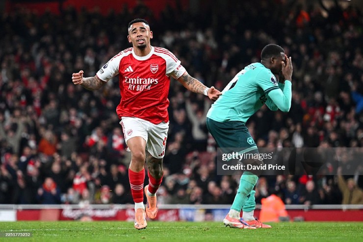 Arsenal thắng nghẹt thở nhờ 2 bàn phản lưới của cầu thủ Wolves