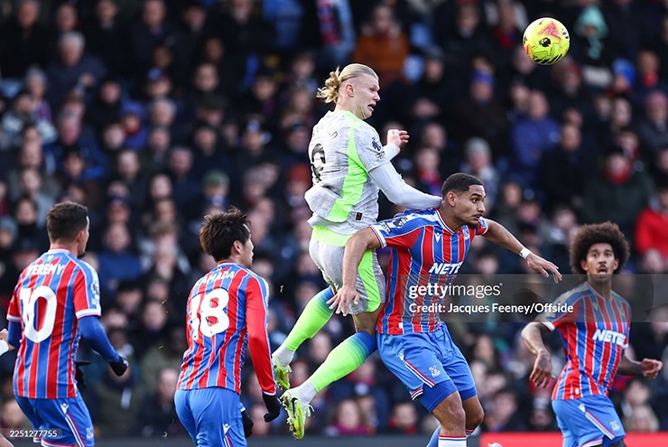 Man City (áo xám) và Crystal Palace thi đấu nỗ lực