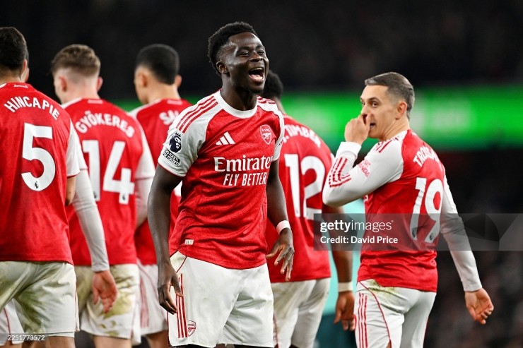 Arsenal củng cố ngôi đầu sau trận thắng "hú vía"