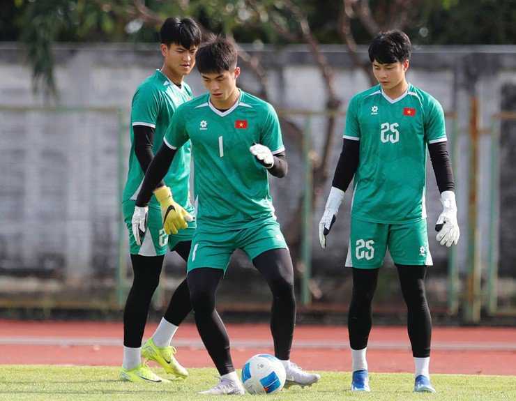 Thủ môn Trung Kiên (số 1) dành sự tôn trọng lớn cho U22 Philippines