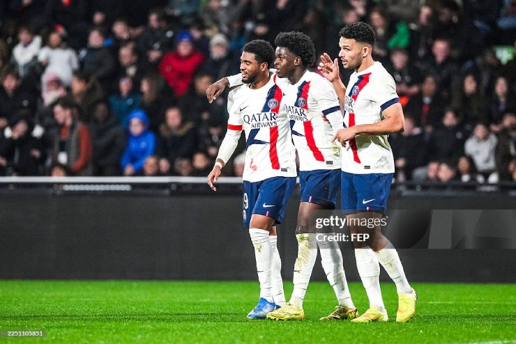 PSG tạm thời đòi lại ngôi đầu bảng