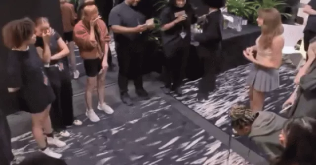 Các nhân viên bật khóc khi được Taylor Swift th...