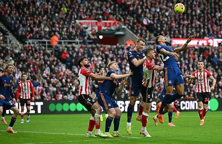 Sunderland (áo trắng đỏ) liên tục tạo ra thách thức cho Newcastle từ các tình huống bóng bổng