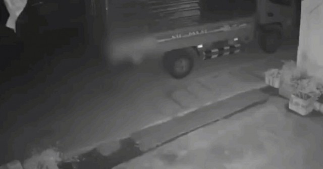 CLIP: Tông vào xe tải đang đậu, 3 người trên xe...