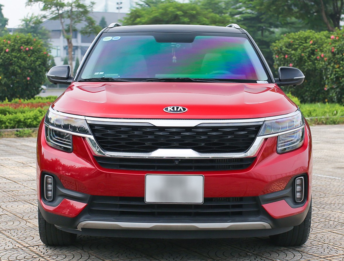 Kia Seltos đến từ Hàn Quốc đã thu hút người nhìn ngay từ thiết kế phần đầu xe.