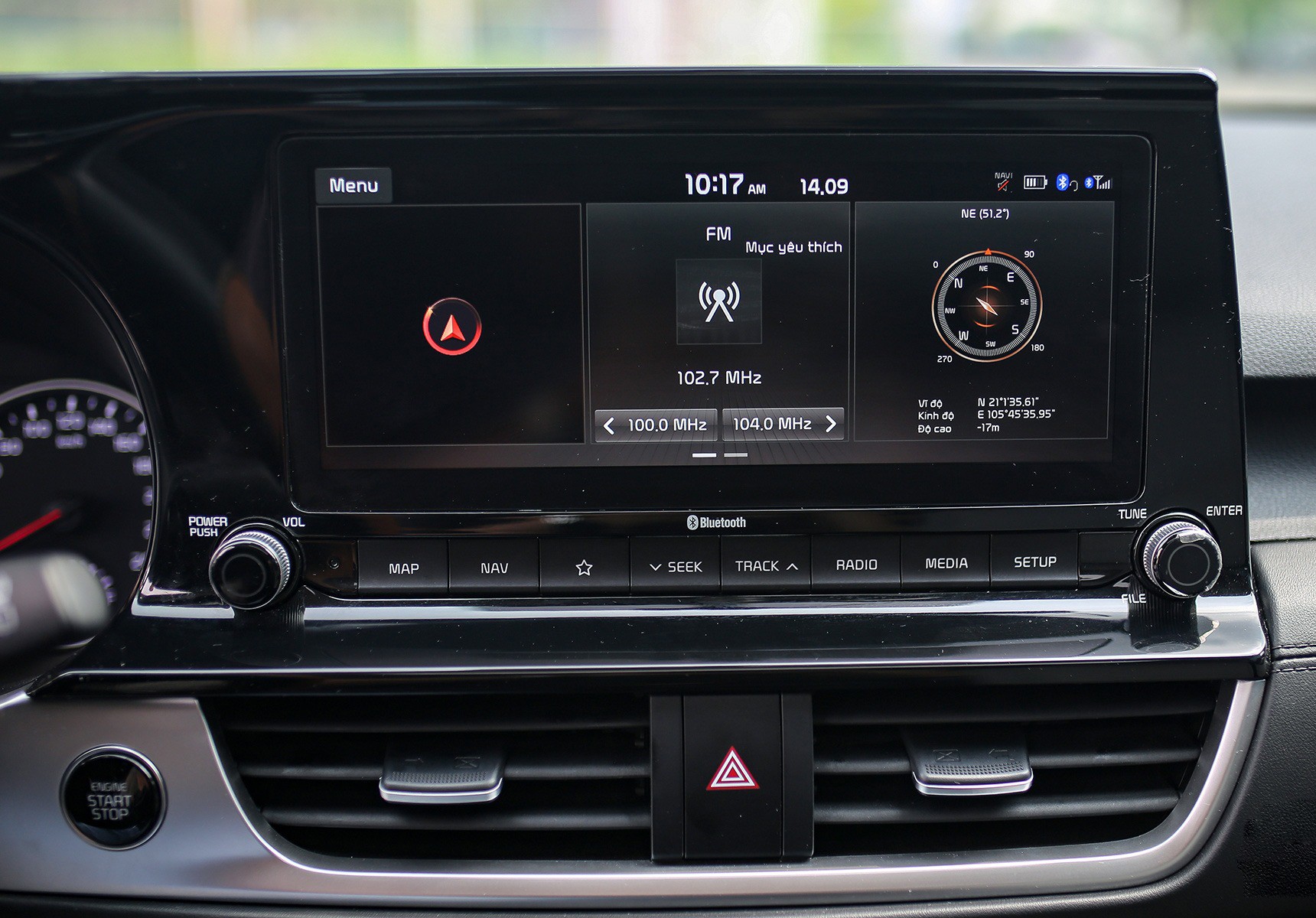 Xe được trang bị đủ các kết nối thông dụng đến điện thoại thông minh.