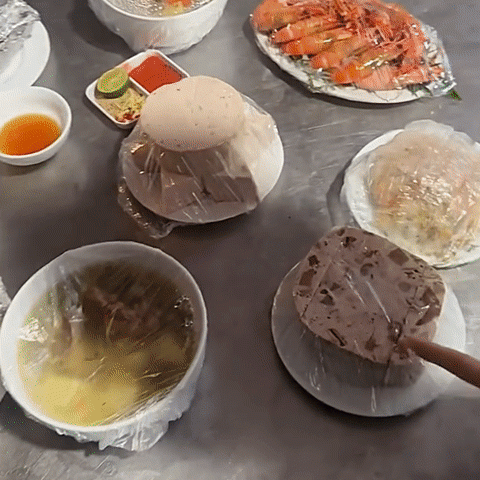 Giò lòng - món ăn lạ miệng thường xuất hiện trong mâm cỗ dịp giỗ chạp, cưới hỏi ở một số địa phương thuộc tỉnh Thái Bình cũ. Ảnh: Hân Hớt Daily