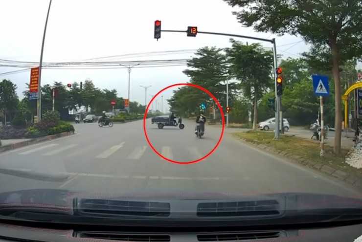 Clip: Phóng như “tên bắn”, 2 thanh niên vượt đèn đỏ lao thẳng vào xe ba gác