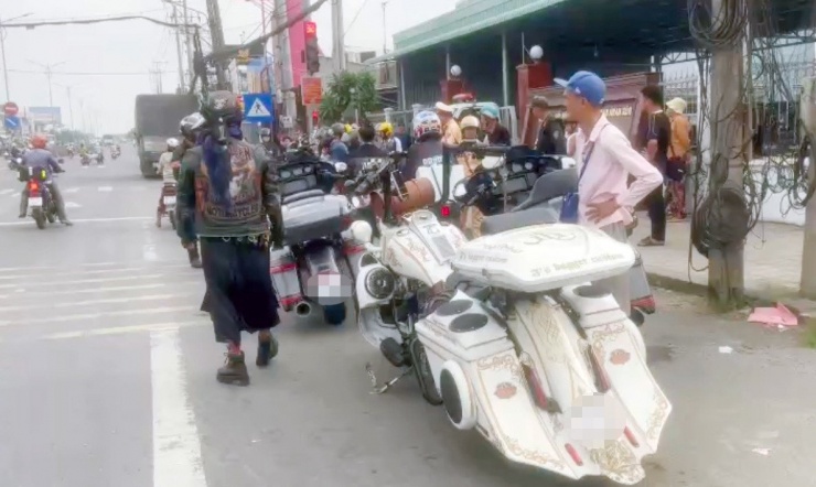 Các xe phân khối lớn bị CSGT Đồng Tháp chặn xử lý. Ảnh: E.X