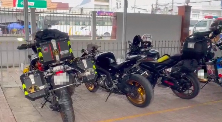 Những xe mô tô phân khối lớn vừa tham dự đại hội mô tô tại TP Cần Thơ, trên đường quay về TPHCM thì bị kiểm tra. Ảnh: E.X