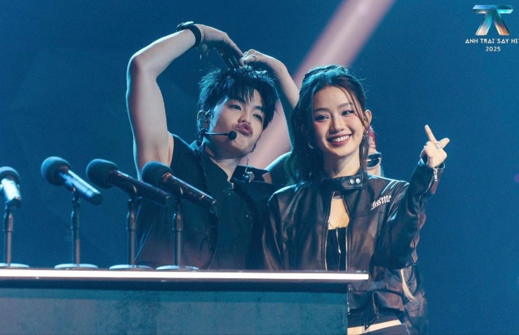 Live Stage 4 là minh chứng sự linh hoạt của Negav khi cùng lúc xuất hiện trong hai tiết mục mang màu sắc hoàn toàn đối lập.