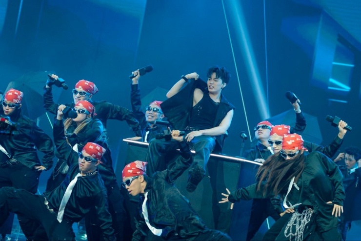 Trái ngược hoàn toàn, Bounce lại là màn bùng nổ năng lượng hiphop – trap. Negav đưa ra quyết định táo bạo khi để các vocalist chuyển sang rap và nhảy, làm mới hoàn toàn hình ảnh đội hình. Vai trò đội trưởng của Negav thể hiện rõ qua cách định hướng concept, phân vai và truyền lửa cho toàn đội.