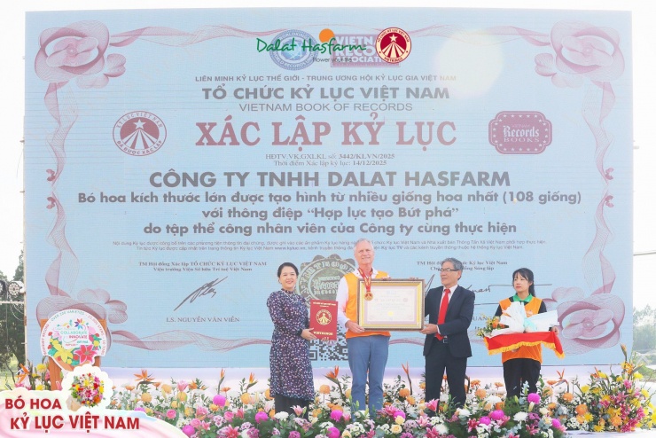 Tổ chức Kỷ lục Việt Nam - Vietkings trao xác nhận đạt Kỷ lục Việt Nam cho DaLat Hasfarm.