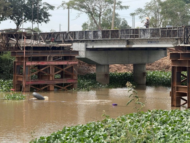 Nhịp giữa cầu sắt tạm trên đường tỉnh 831 (xã Vĩnh Hưng, tỉnh Tây Ninh) bị sập. Ảnh: CTV