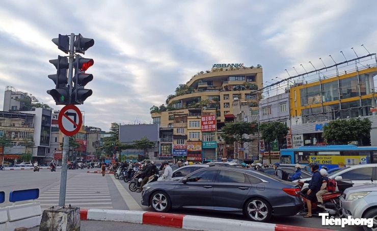 Các phương tiện xếp hàng 