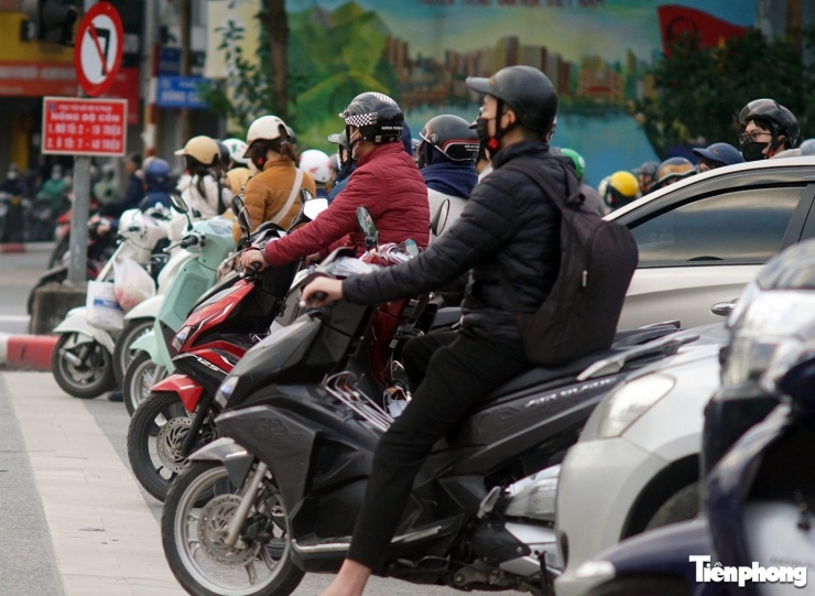 Hơn 1.800 camera AI tại Hà Nội vận hành: Tài xế dừng đèn đỏ 'thẳng như kẻ chỉ' - 7