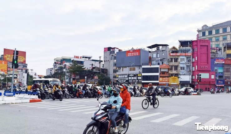 Tại nút giao Ô Chợ Dừa - Tôn Đức Thắng - Đê La Thành, các phương tiện dừng chờ đèn đỏ ngay ngắn trước vạch.