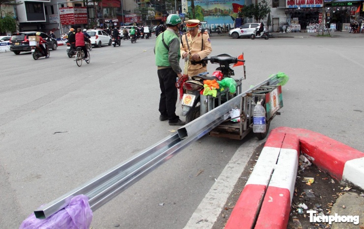 Ngoài chức năng tự động ghi nhận vi phạm, hệ thống camera AI còn phát cảnh báo đối với các hành vi như chở hàng cồng kềnh, che biển số…