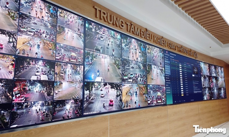 Trung tâm được trang bị 3 hệ thống, gồm hệ thống quản lý vi phạm trật tự an toàn giao thông đường bộ, hệ thống điều khiển tín hiệu giao thông thông minh thích ứng theo thời gian thực và hệ thống quản lý an ninh trật tự. Hệ thống camera và đèn tín hiệu tích hợp công nghệ AI hướng tới việc giảm ùn tắc, hiện đại hóa hạ tầng, nâng cao năng lực quản lý nhà nước và xây dựng nếp sống văn minh đô thị.