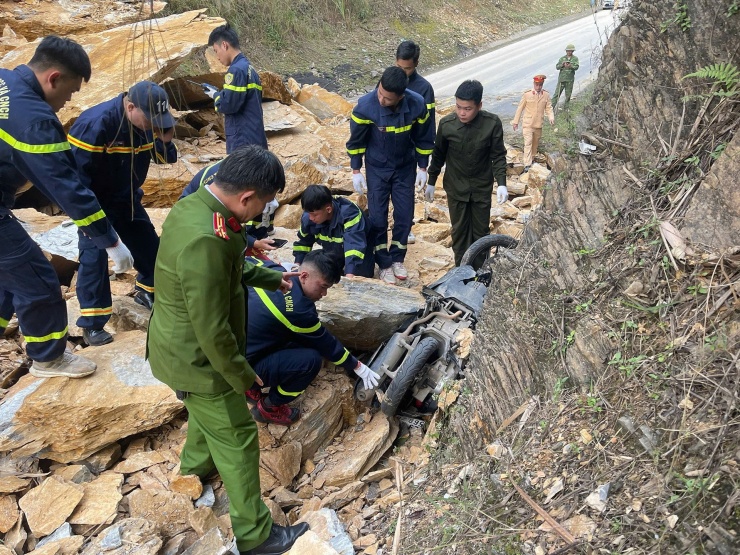 Hiện trường vụ sạt lở kinh hoàng trên QL6 qua Phú Thọ khiến 3 người chết - 2
