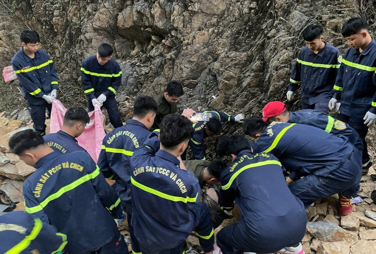 Hiện trường vụ sạt lở kinh hoàng trên QL6 qua Phú Thọ khiến 3 người chết - 3