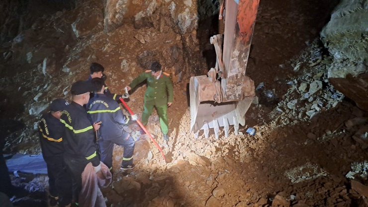 Hiện trường vụ sạt lở kinh hoàng trên QL6 qua Phú Thọ khiến 3 người chết - 1