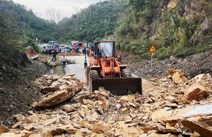 Hiện trường vụ sạt lở kinh hoàng trên QL6 qua Phú Thọ khiến 3 người chết - 5