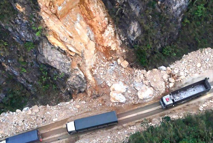 Hiện trường vụ sạt lở kinh hoàng trên QL6 qua Phú Thọ khiến 3 người chết