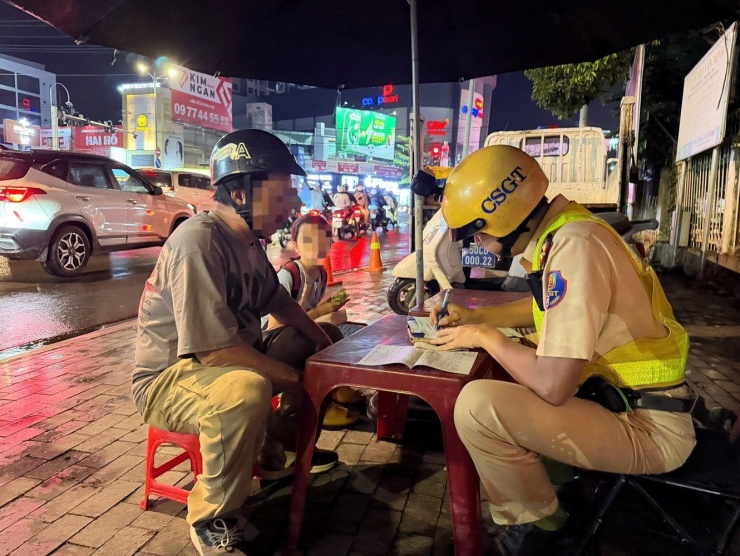 Người đàn ông điều khiển xe trong tình trạng say xỉn, chở theo con nhỏ. Ảnh: X.A