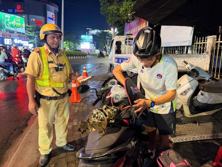 Ông B.T.D. điều khiển xe máy về nhà sau khi đi nhậu mừng chức vô địch giải Pickleball, bị CSGT dừng xe kiểm tra. Ảnh: X.A