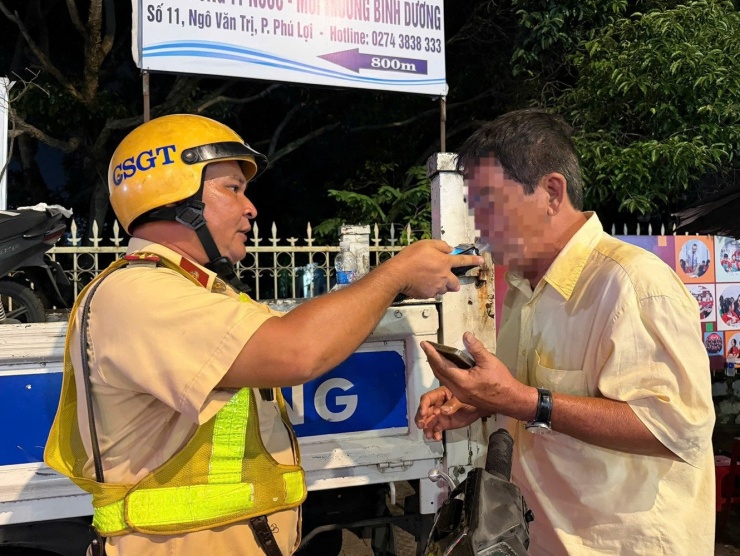 Một trường hợp vi phạm ở mức "kịch khung" bị CSGT kiểm tra, lập biên bản xử phạt. Ảnh: X.A