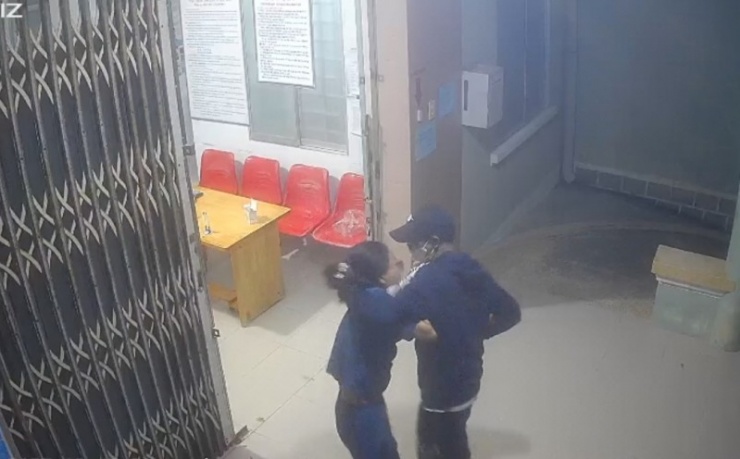 Kẻ cướp đe dọa tính mạng đồng thời lôi kéo, xô đẩy nữ nhân viên vào bên trong Trạm y tế Vạn Thạnh để cướp tài sản. 