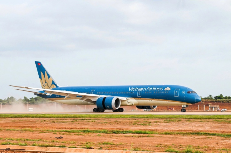 Boeing 787 Dreamliner đáp xuống sân bay Long Thành - 5