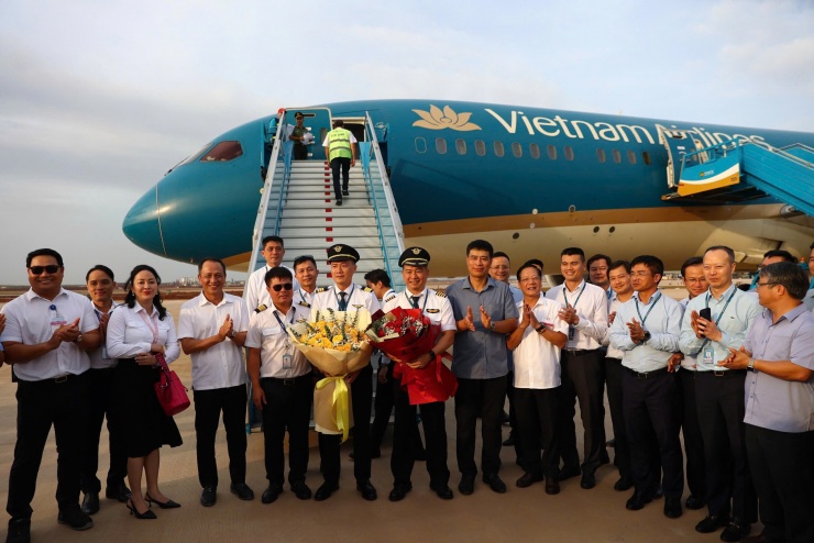 Boeing 787 Dreamliner đáp xuống sân bay Long Thành - 9
