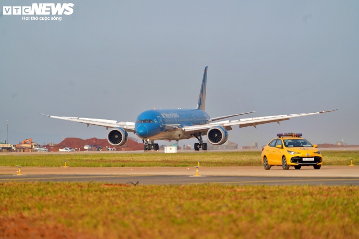 Đúng 16h05 ngày 15/12, chuyến bay VN-5001 của Vietnam Airlines cất cánh từ sân bay Tân Sơn Nhất hạ cánh an toàn xuống đường băng sân bay Long Thành (Đồng Nai), trong sự chứng kiến của hàng nghìn cán bộ, kỹ sư, công nhân đang làm việc tại công trường.