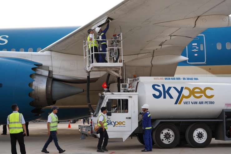 Máy bay có sức chở khoảng 290 hành khách, tầm bay hơn 14.000 km, sử dụng động cơ GEnx với ưu thế tiết kiệm nhiên liệu và giảm chi phí khai thác so với các thế hệ thân rộng trước đây.