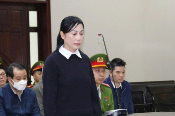 Bà Hoàng Thị Thúy Lan nghẹn ngào khóc, xin bán đất để nộp thêm tiền khắc phục