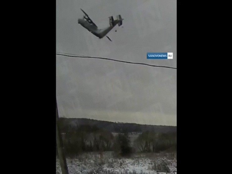 Giây phút vận tải cơ quân sự Nga gãy rời trên không