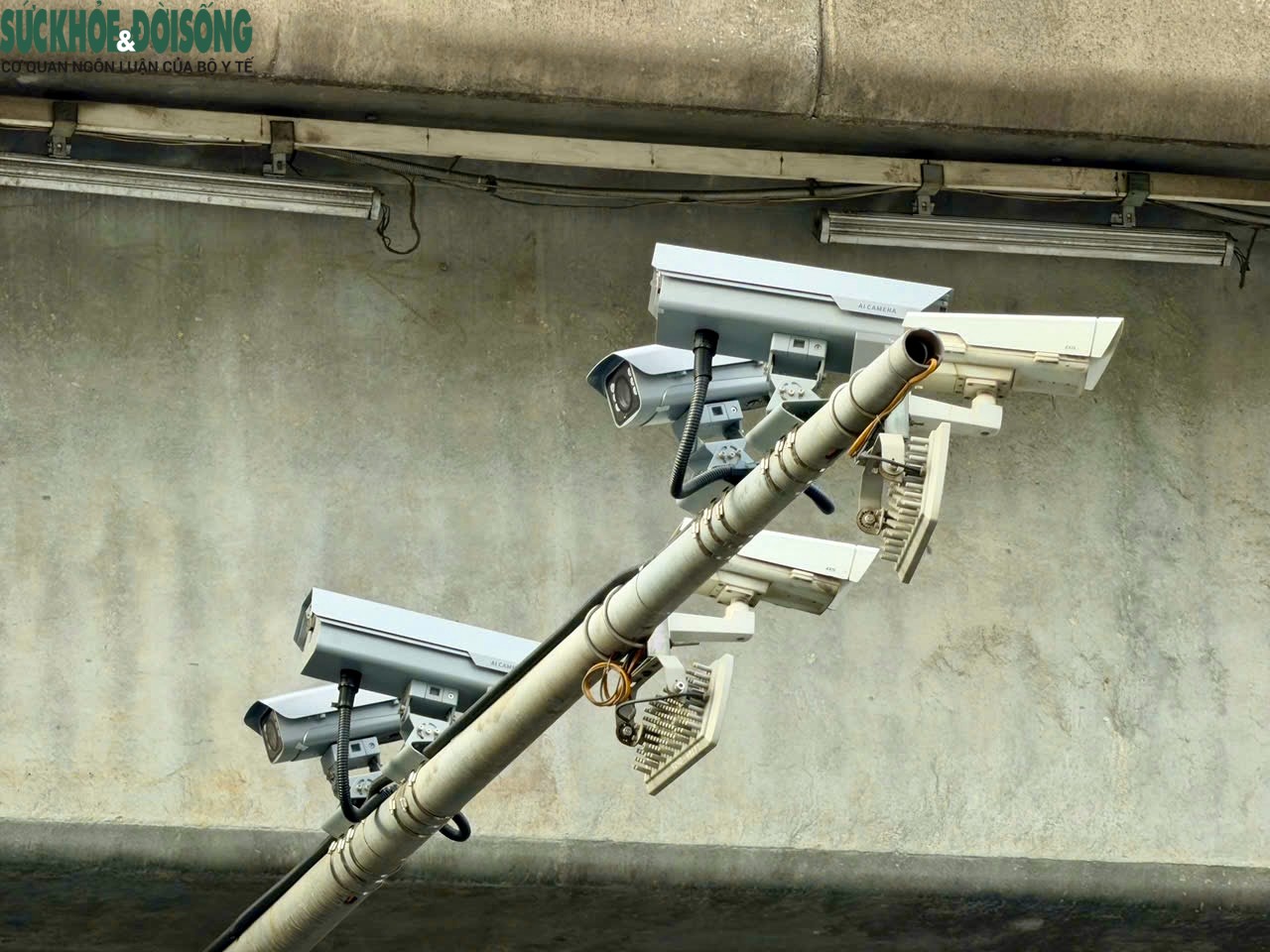 Khi hệ thống camera AI và Trung tâm điều khiển giao thông thông minh được vận hành, người dân chấp hành nghiêm việc dừng chờ đèn đỏ, lưu lượng phương tiện qua nút giao được cải thiện rõ rệt, tổ chức giao thông có chuyển biến tích cực.