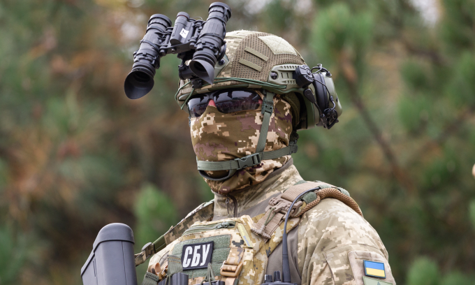 Thành viên cơ quan an ninh Ukraine (SBU) tại địa điểm không tiết lộ ở Ukraine hồi tháng 10. Ảnh: AFP