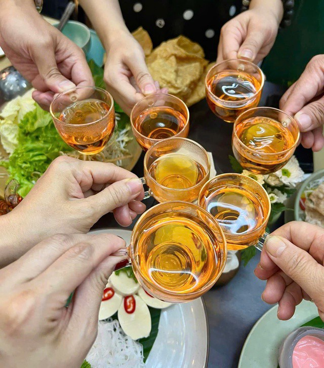 Ép buộc người khác uống rượu bia có thể bị phạt tới 3 triệu đồng. Ảnh minh họa