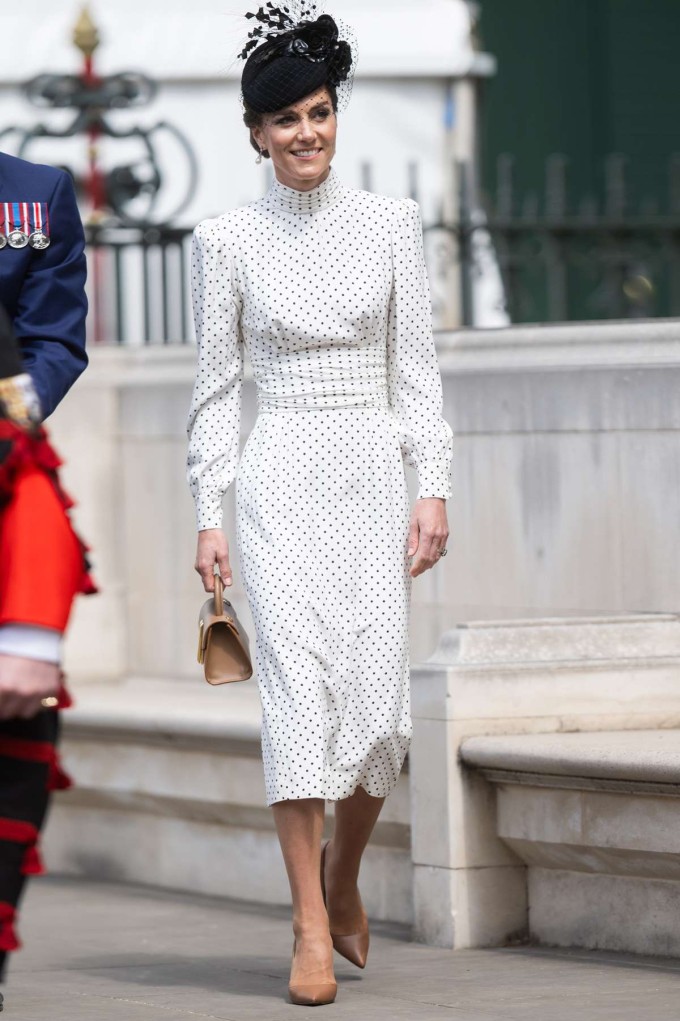 Kate mặc váy chấm bi kết hợp giày và túi xanh da nude hồi tháng 5. Ảnh: Samir Hussein