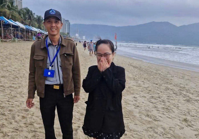 Anh Phan Thanh Trinh đã cùng đồng nghiệp hỗ trợ và tìm kiếm thành công nhẫn vàng bị rơi ở bãi biển