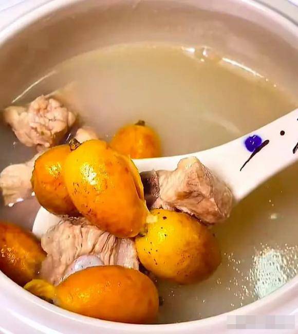 Món canh sườn heo này có vị chua chua ngọt ngọt, mùi thơm tươi của sườn và vị chua ngọt độc đáo của trái cây quất hồng bì, ăn cũng rất ngon miệng và béo ngậy.