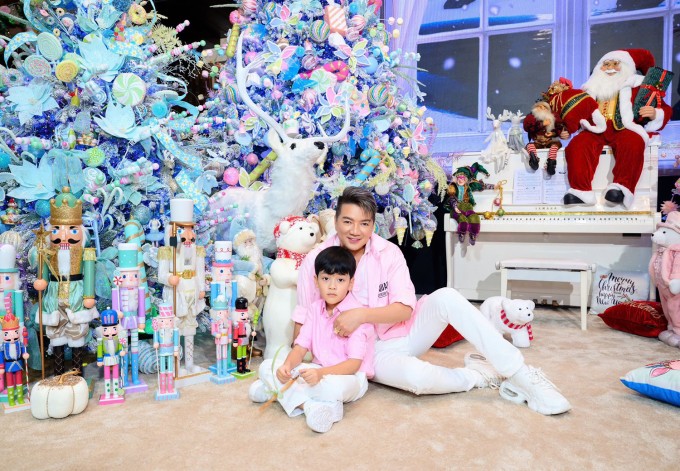 Đàm Vĩnh Hưng cùng con trai Polo chụp ảnh Giáng sinh lần cuối trong căn biệt thự đã bán ở cư xá Bắc Hải, TP HCM.