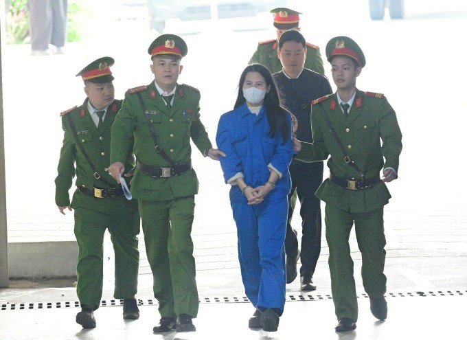 Bị cáo Nguyễn Thị Minh Phương, cựu Trưởng phòng Hành chính - Tư pháp TAND Cấp cao tại Đà Nẵng, sáng 15/12. Ảnh:&nbsp;Danh Lam