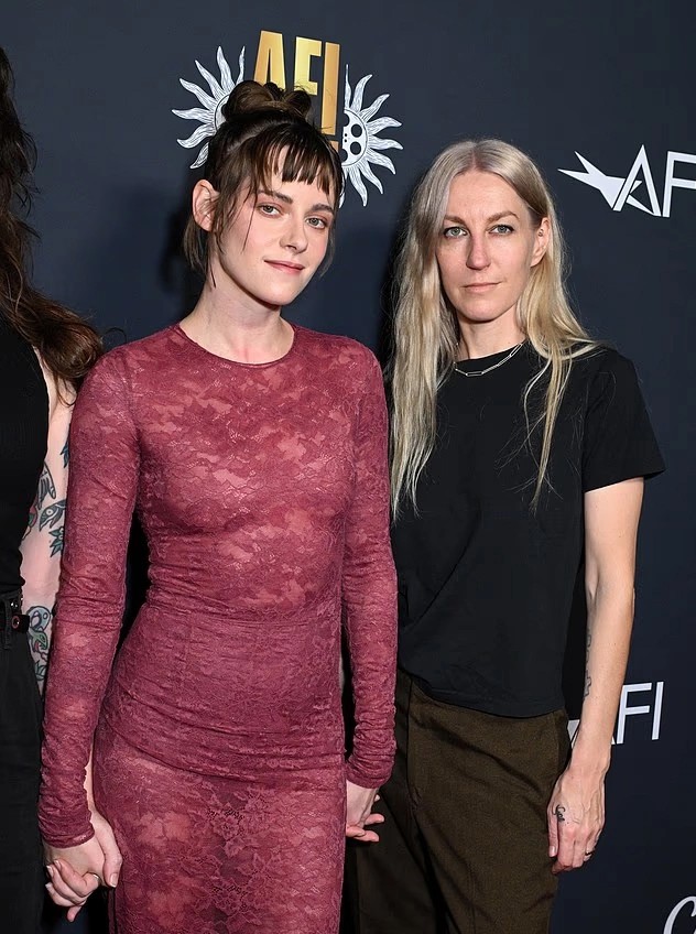 Kristen Stewart và bạn đời, nhà biên kịch Dylan Meyer, dự ra mắt phim hồi tháng 10. Ảnh: Variety