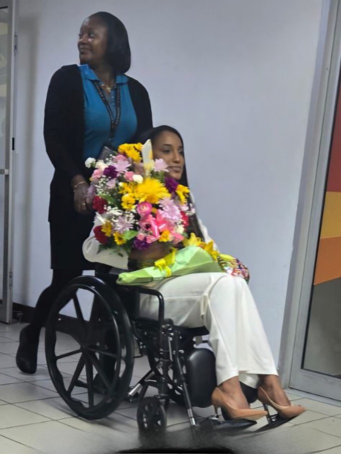 Hoa hậu Jamaica tại sân bay.