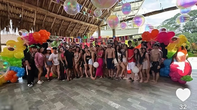 Nhóm học sinh tham gia chuyến đi mừng lễ tốt nghiệp trước khi gặp nạn. Ảnh: TikTok